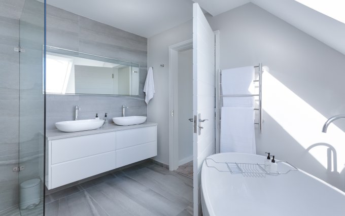 nowoczesna łazienka w jasnych kolorach